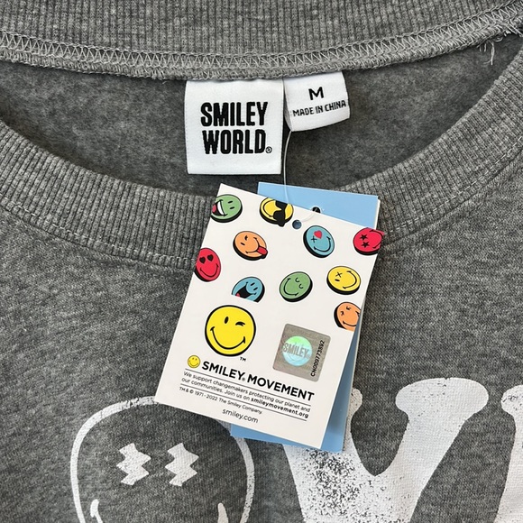 Women's SmileyWorld Love Above All Graphic Sweatshirt Gray M Smiley Company NWT - Picture 10 of 13